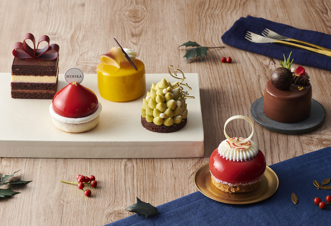 左から、「聖夜の贈りもの」 -ノエル・チェリー・ショコラ-（650円）／「サンタの帽子 」-ノエル・ショコラブラン・ピスタチオ-（750円）／「鈴の歌」 -ノエル・キャラメル・アプリコット-（700円）／「もみの雪」 - ピスタチオ・ショコラ-（750円）／「冬の夜 」- ノエル・ショコラブラン・フランボワーズ-（750円）／「冬ごもり」 -ノエル・プラリネ・ショコラ・オ・レ-（700円）