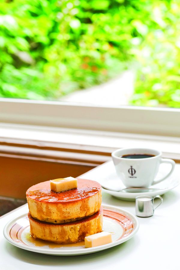 銅板の上で30分かけて焼き上げるホットケーキ880円