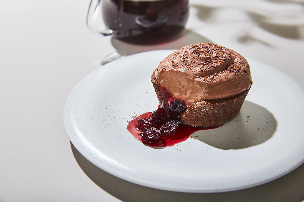 清澄白河フラッグシップカフェ 限定 「シーズナルタルト　チョコレート ー アマゾンカカオ、チェリーコンポート」　900円（税別）