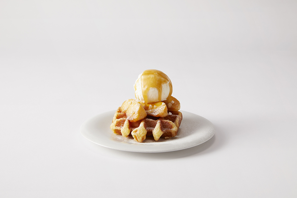 清澄白河フラッグシップカフェ 限定 「ワッフルプレート りんご、スパイスソース、アイスクリーム」900円（税別）
