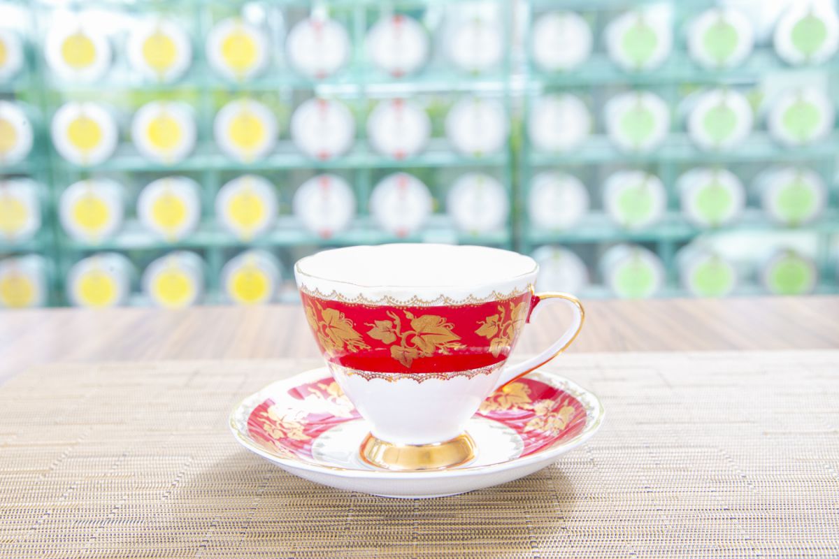 インスタではお馴染みの志村さんのMyティーカップ。1890年代の英国アンティークで、赤い色と模様がお気に入り
