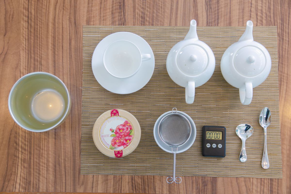 スクールで使う茶器。上段右からティーポット2つ(抽出用とサービス用)、ティーカップ、お湯を捨てるボウル、ティースプーン、ティーメジャースプーン(なければ小さじでOK)、タイマー、茶こし、茶葉