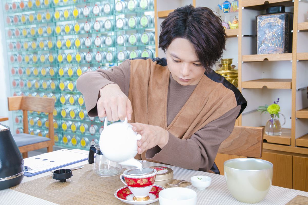 ティーポットからお湯を移し、マイカップも温める(※手順①)志村さん