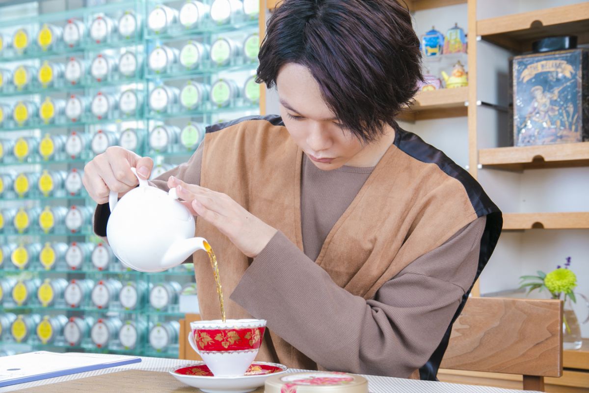 2回目の味見のあと、持参したMyティーカップに注ぎます。「さっきより、色が濃くなりました!」