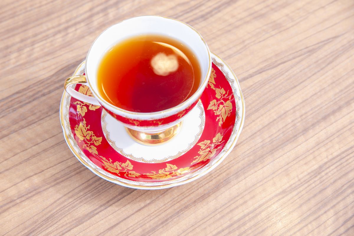 カップと紅茶の色がシンクロして美しい〜!今回使用した茶葉は「ブーケロワイヤル ローズ」。ローズとカシスの優美な香りが広がるLUPICIA自由が丘本店限定の紅茶です