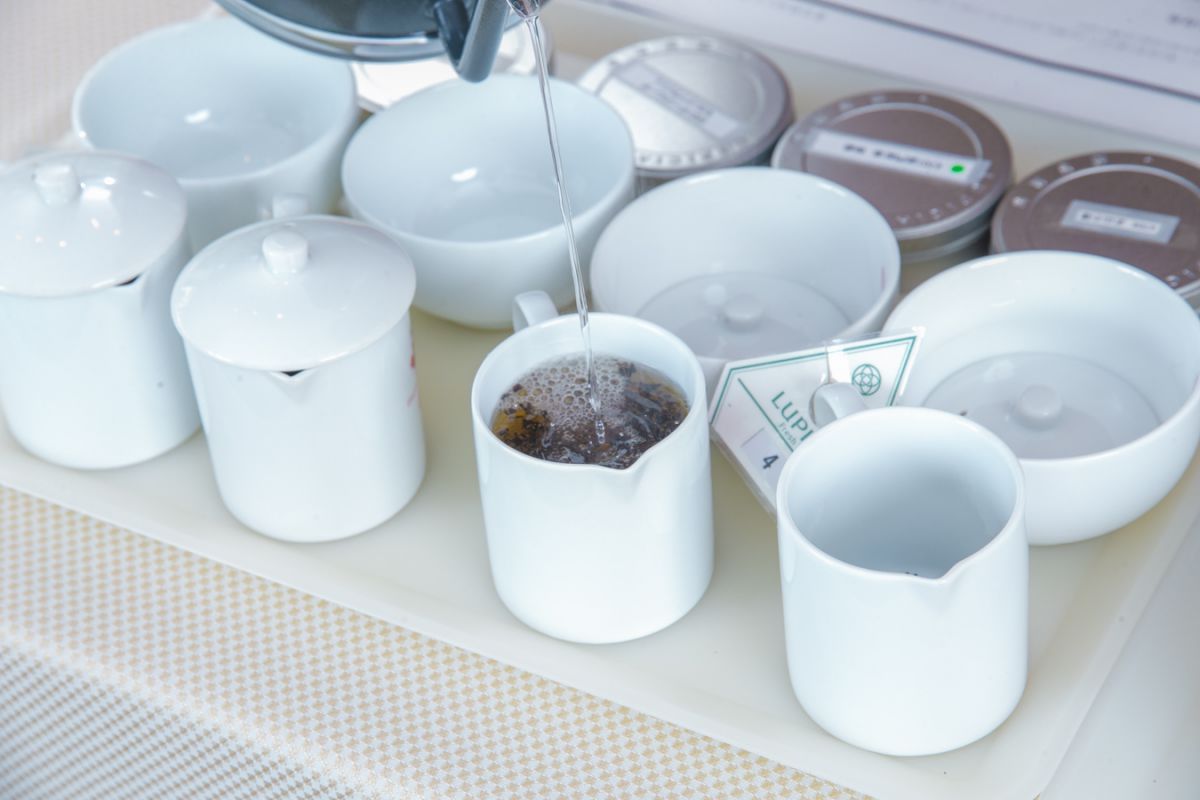 それぞれの茶葉にお湯を注いだら……