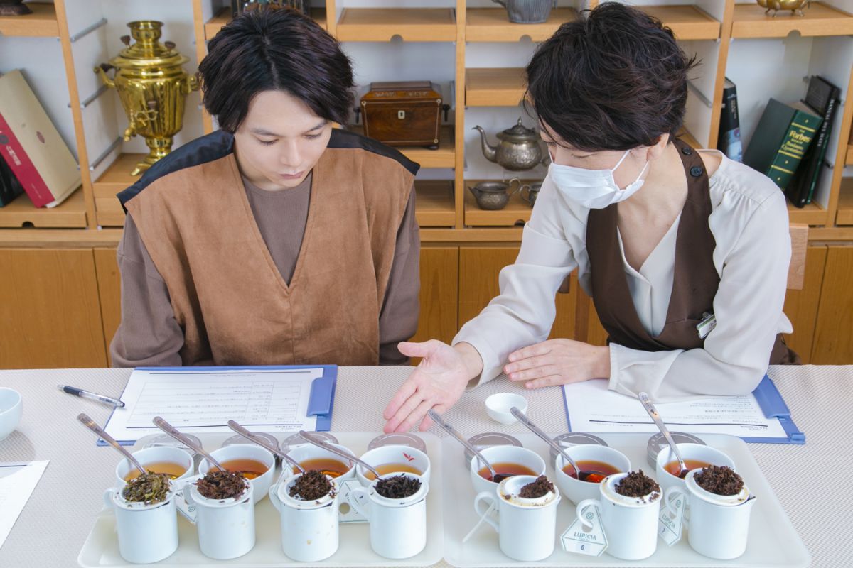 写真左から/茶名(産地):ダージリン 春摘み(インド・ダージリン)、ダージリン 夏摘み(インド・ダージリン)、キームン(中国・安徽省)、ラプサンスーチョン(中国・福建省)、ウバ(セイロン・ウバ)、アッサム(インド・アッサム)、ペティアガーラ(セイロン・ラトナピュラ)