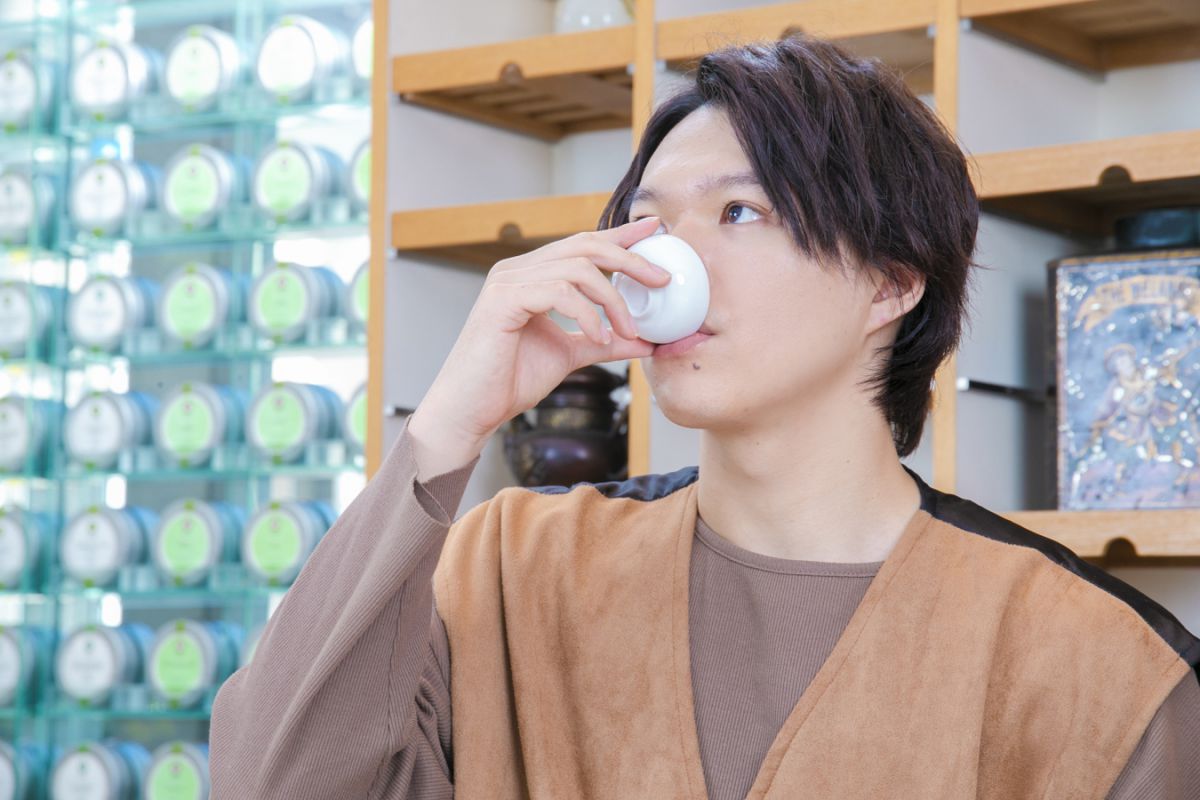 真剣な表情で味と香りを確認!