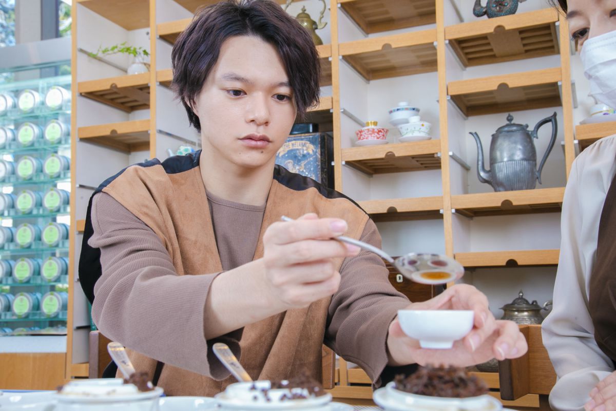 いい意味でカメラを忘れ、紅茶の世界に没入する志村さん!