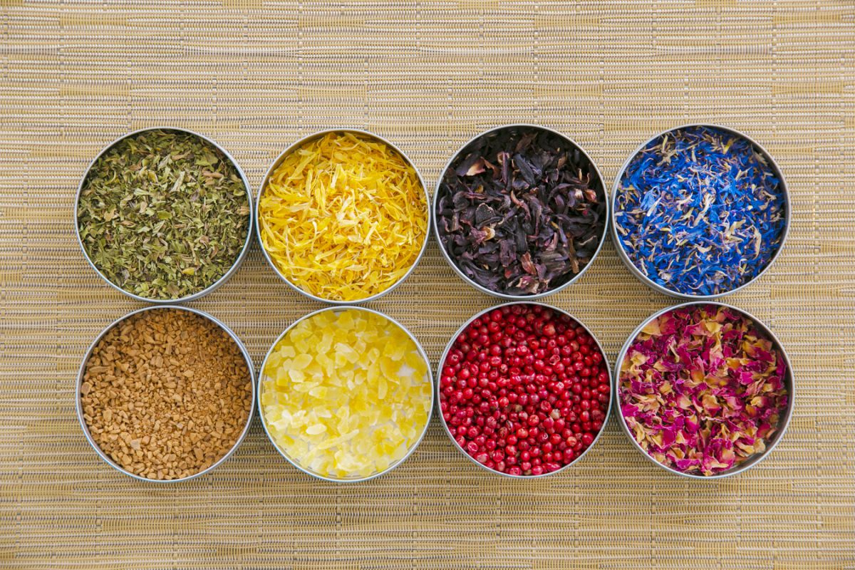 トッピングはハーブ系(ローズペタル、コーンフラワー、マリーゴールド、ミント、ハイビスカス)と、スパイス系(柚子ピール、ピンクペッパー、シナモン)