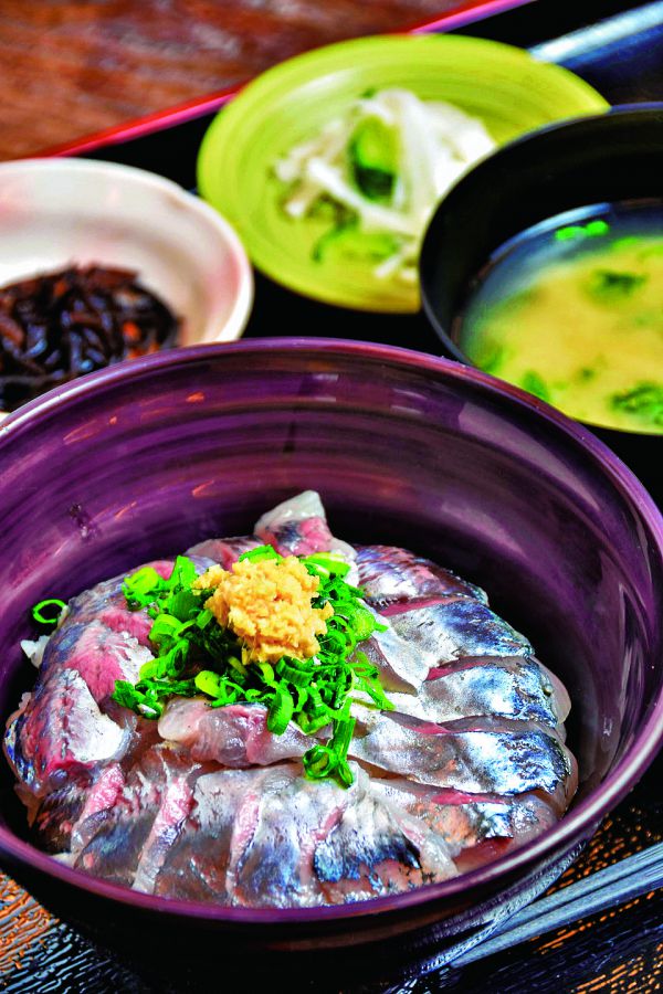 活あじ丼880円（小鉢・漬物・味噌汁付き）