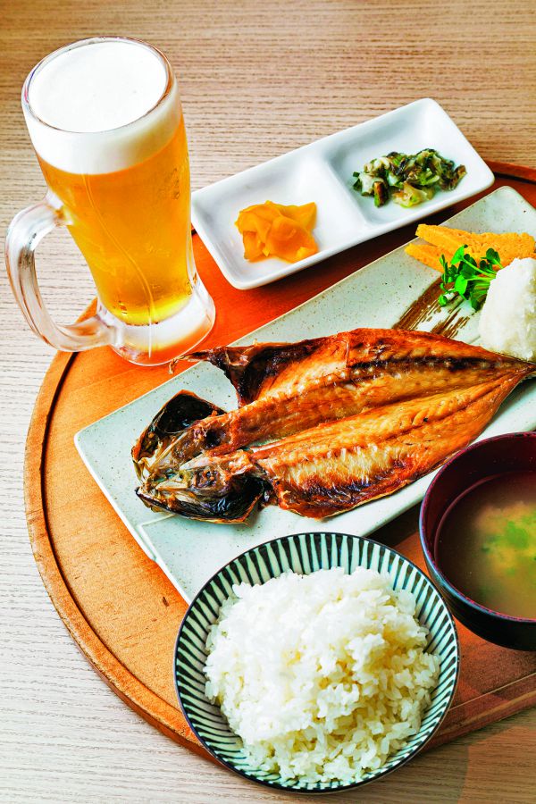 アジの干物定食1000円（味噌汁は＋200円であら汁に変更可）