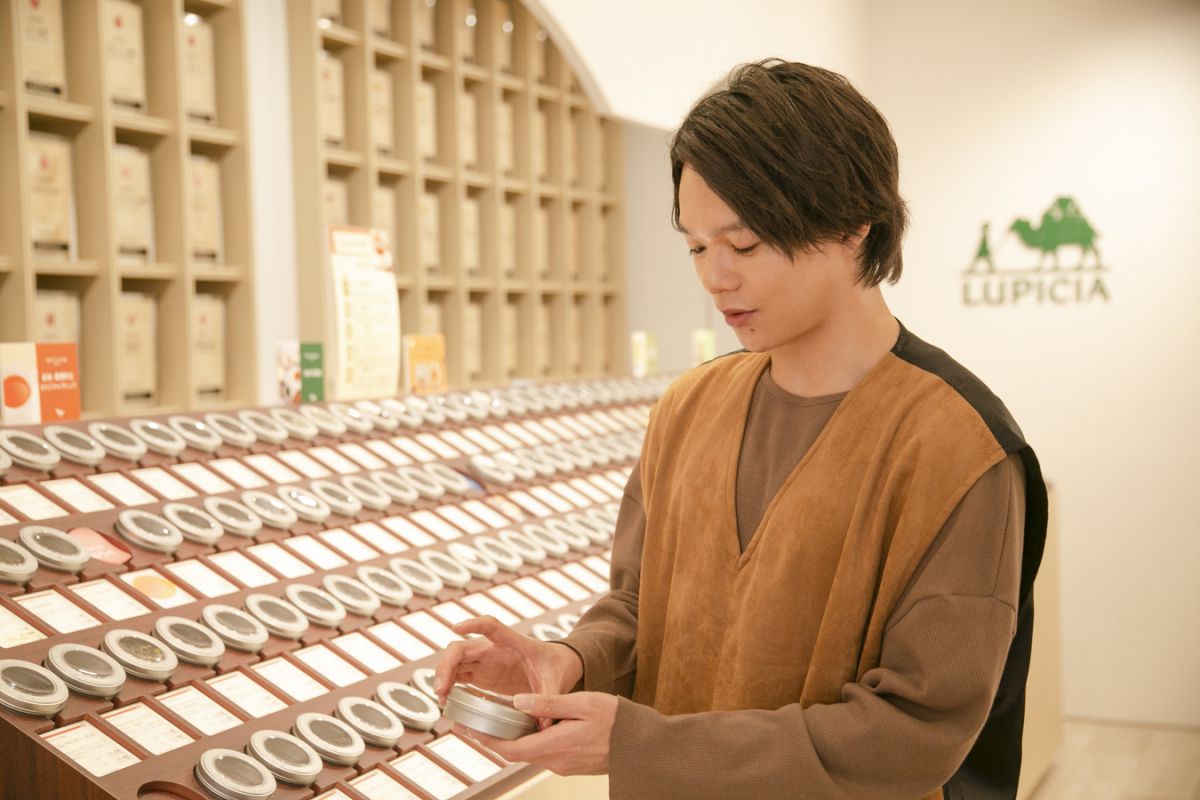 「LUPICIA 自由が丘本店」で茶葉を選ぶ志村さん