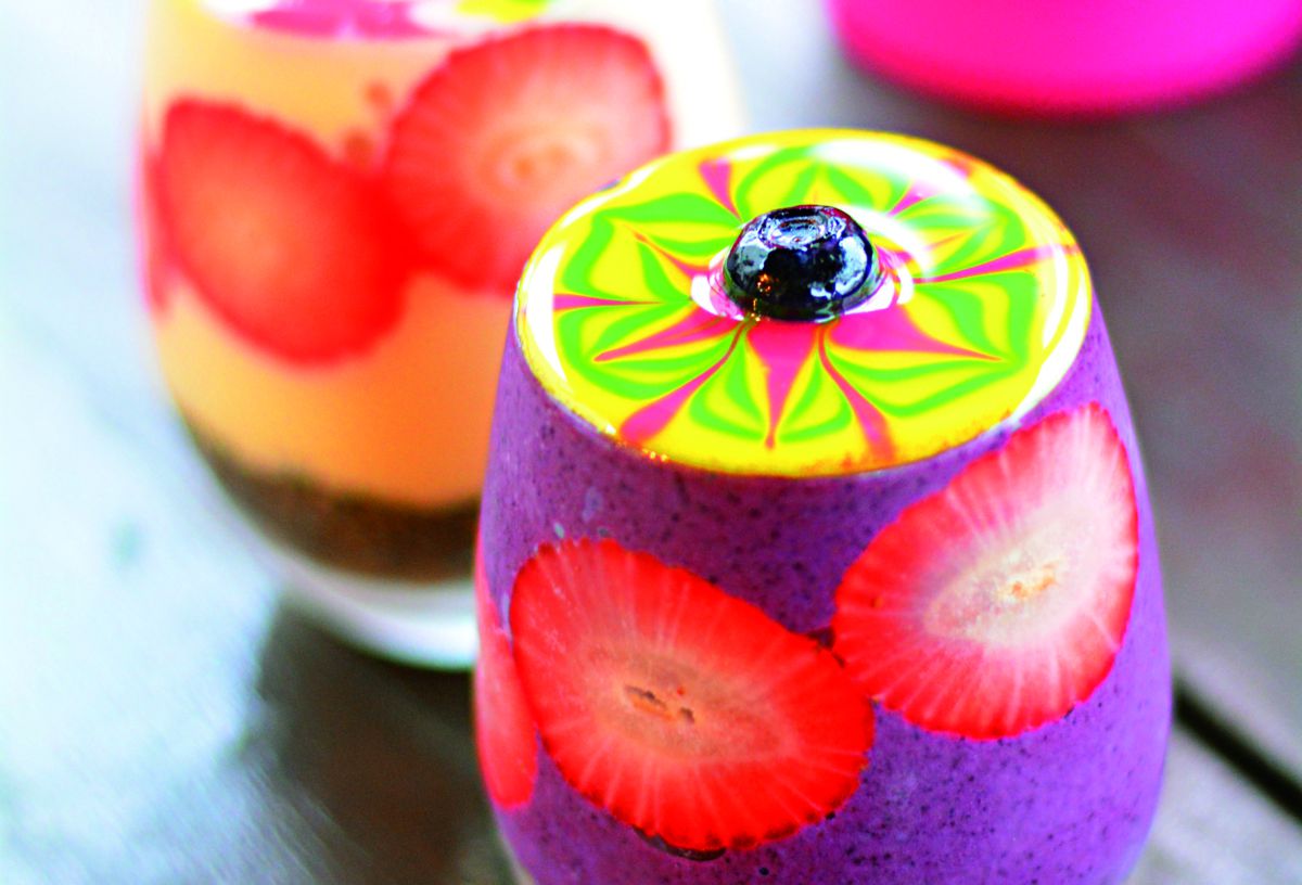 パープルスムージー（手前）、ホワイトスムージー(奥)各660円~