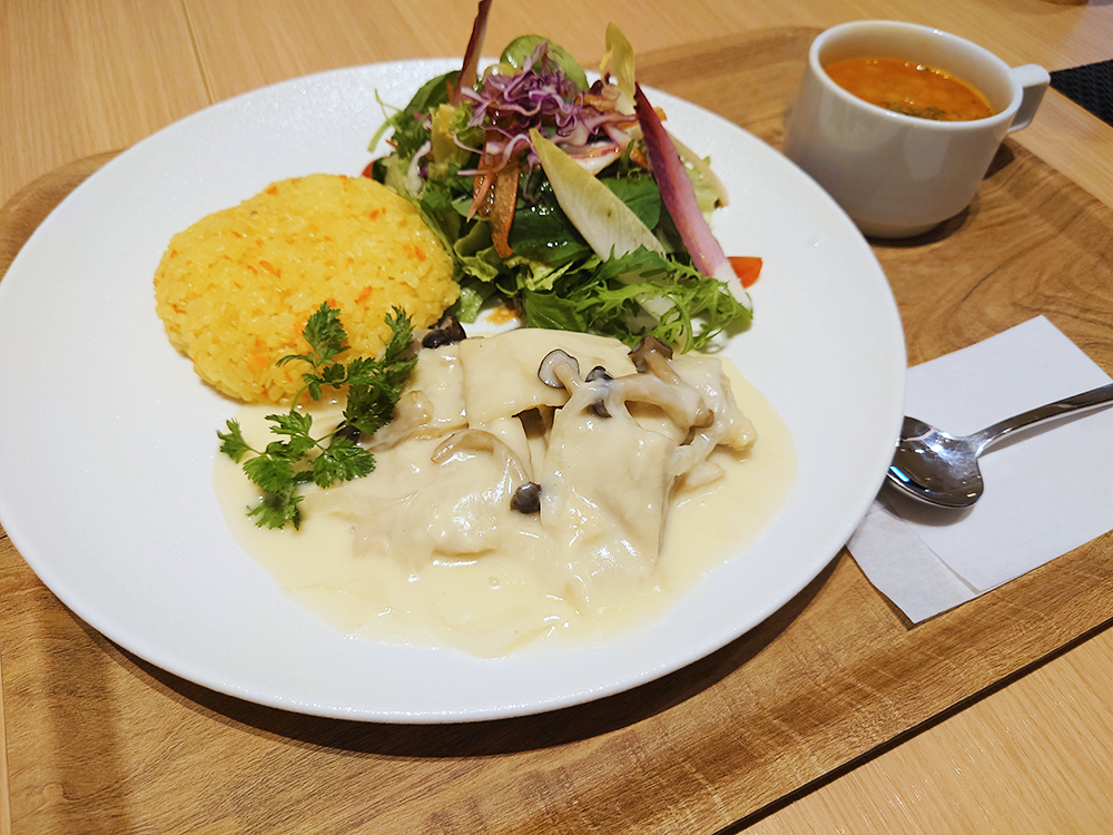 チキンとキノコのクリーム煮プレート（野菜スープ付き） 1380円（税込）