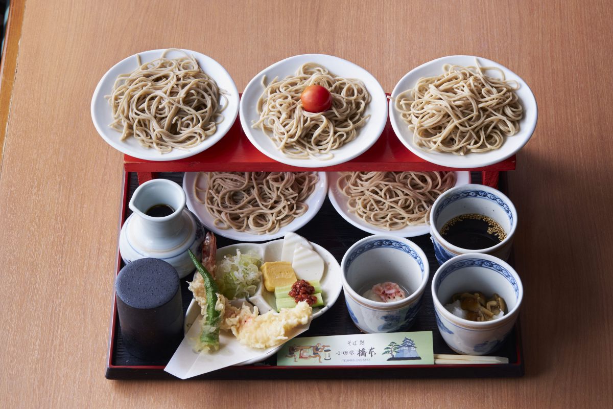 北条家にちなんだ「北条五代そば(1430円税込)」5つの小分けしたそばを3種のたれで