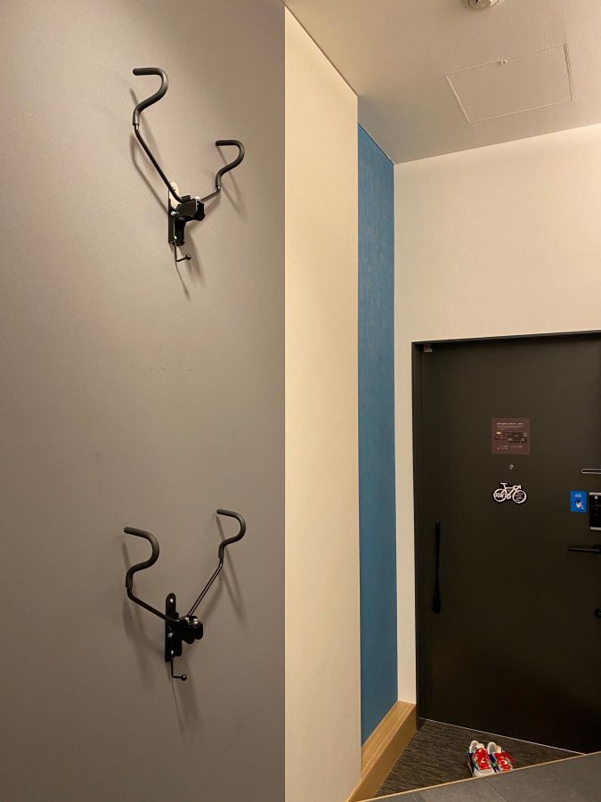 写真左の黒いフックに、自転車をかけることができます
