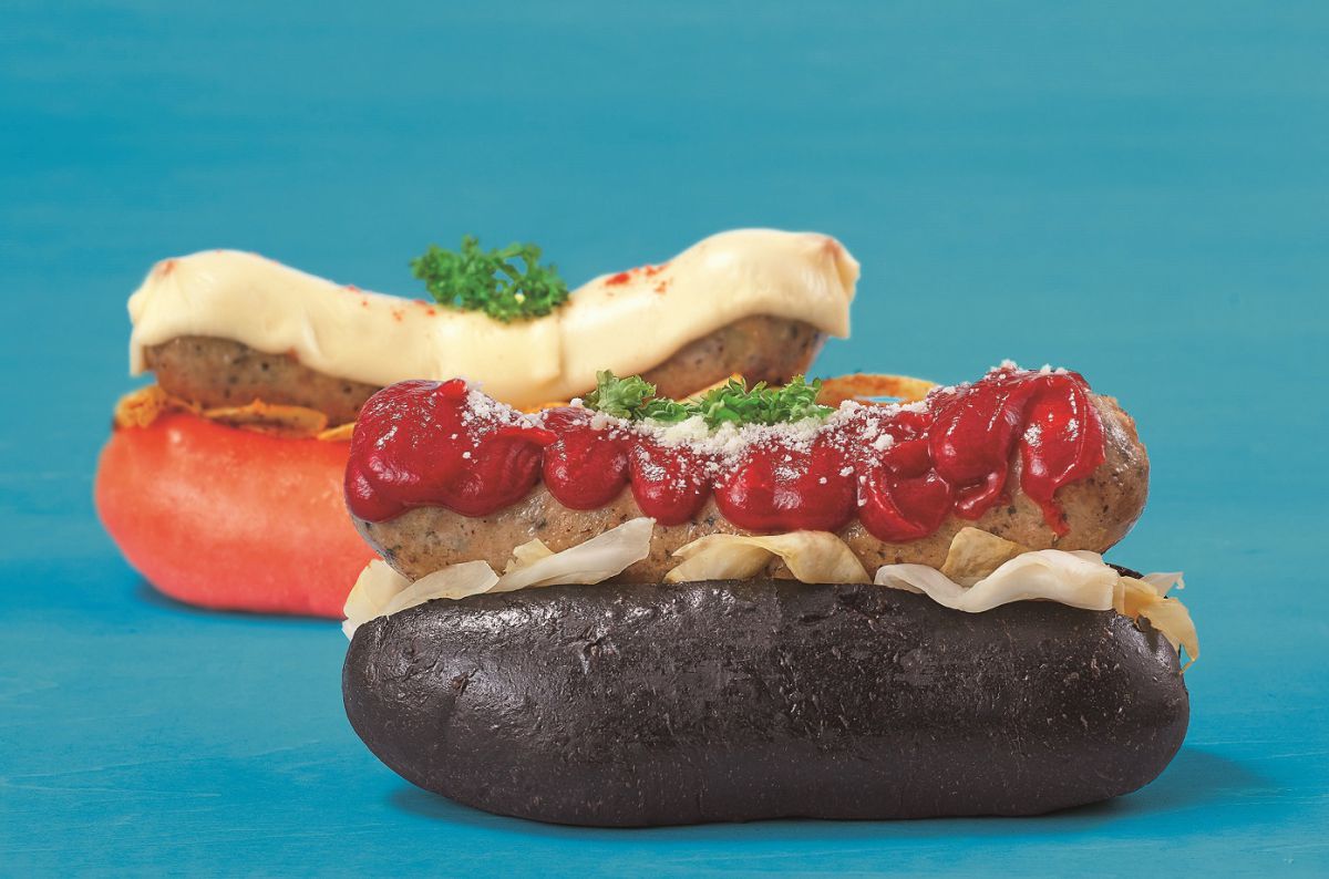 「カラーコッペパンのホットドッグ(トマト・ブラックカカオ)」各1個930円