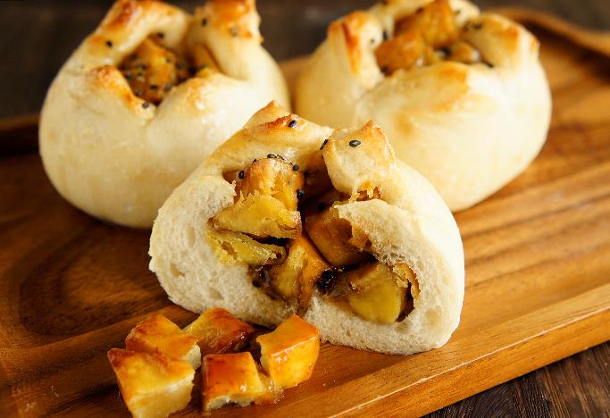 「黄金色の大学いもパン」1個389 円