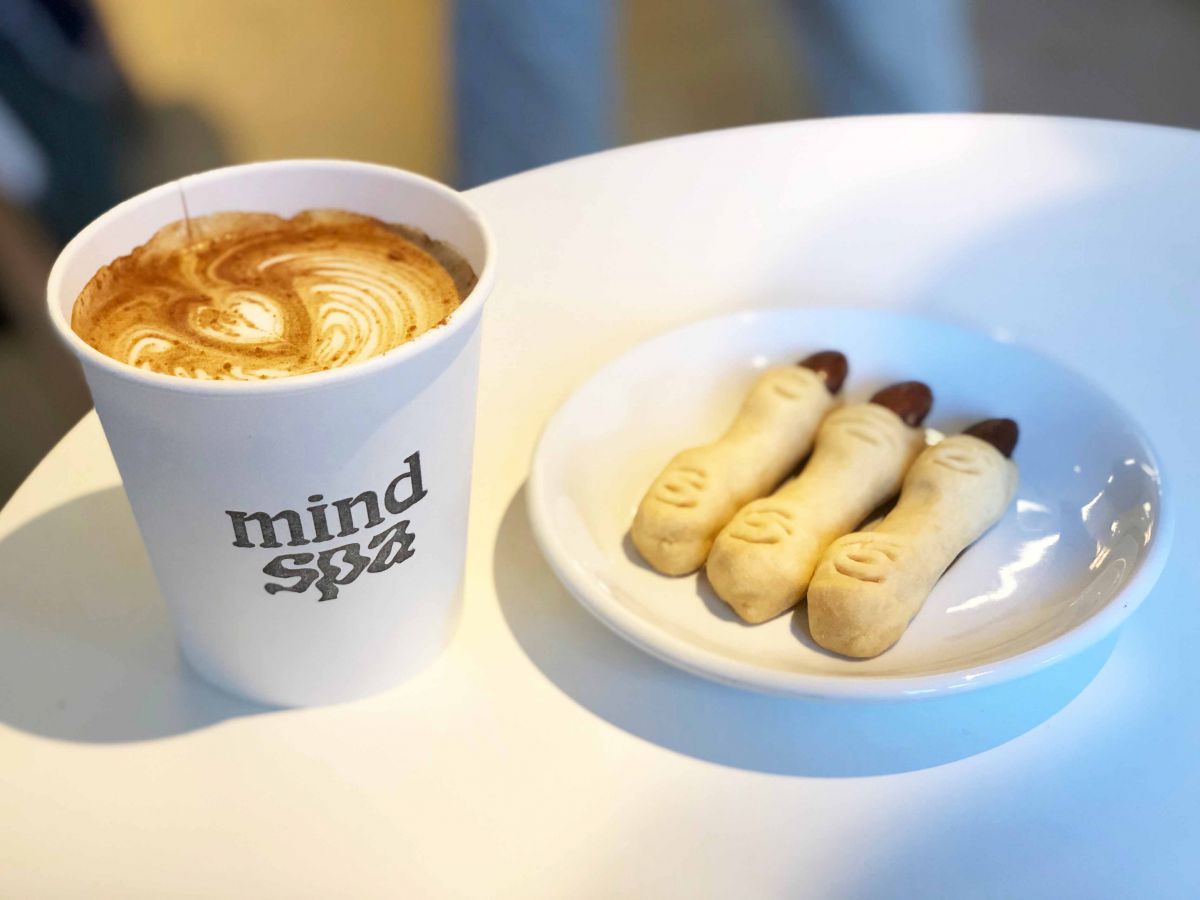 左からCBD DRINKS「REAL BAD CHAI」1000円、「WITCH FINGER COOKIES（※ハロウィン期間限定）」360円（ともに税抜）