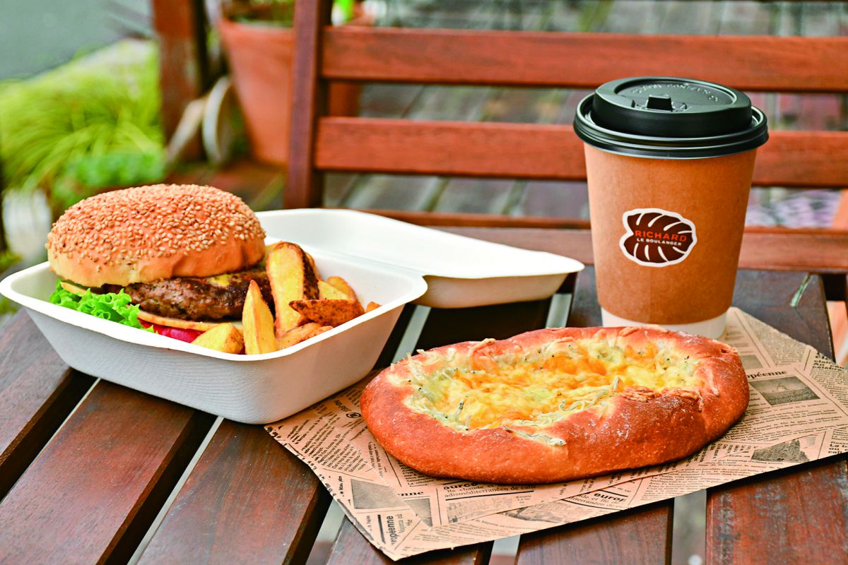 （左）シラス＆チーズのフォカッチャ324円、（右）チーズバーガー（フライドポテト付）1242円、コーヒー540円