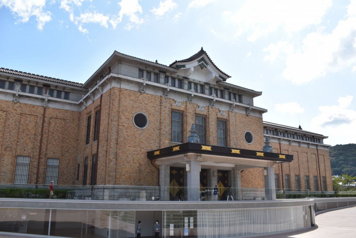 元々の入り口はガラス・リボン上の金と黒の扉