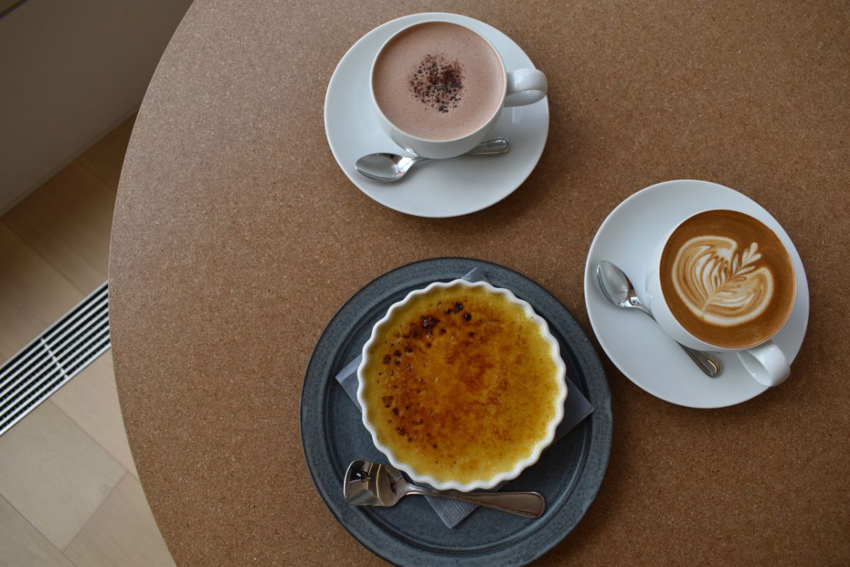 上から、ダンデライオンホットチョコレート 700円、カフェラテ 650円、栗のクレームブリュレ 750円