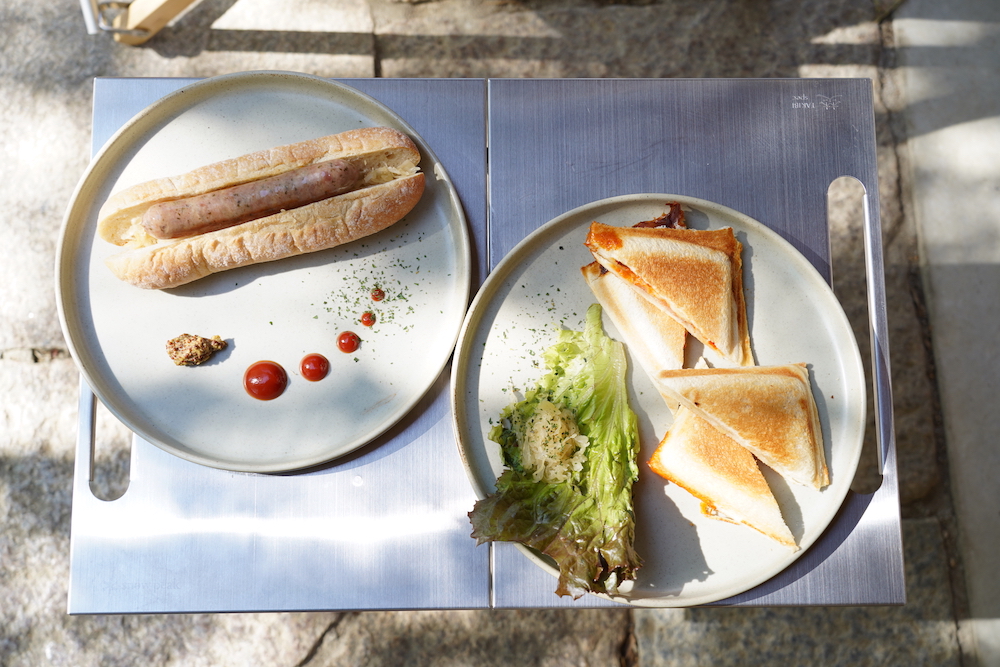 長野県白馬村のポークフランクのホットドッグ800円、マルゲリータのホットサンド850円