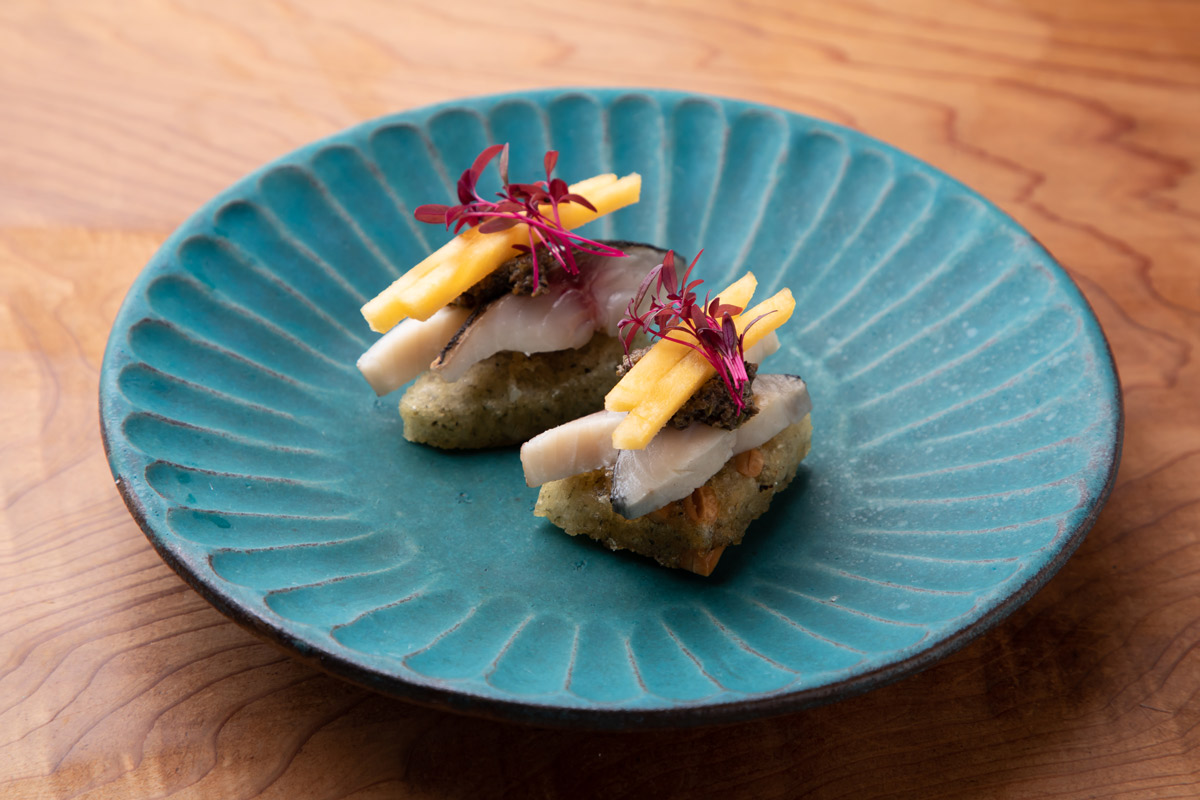 「たがねもちと炙り〆鯖、柿のカナッペ」600円（税別）