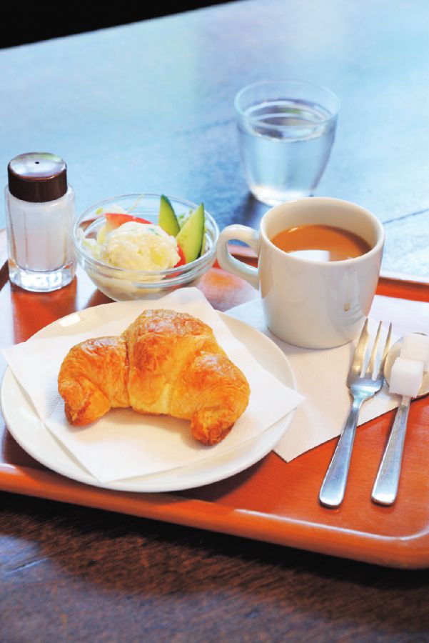 クロワッサンセット（サラダと飲み物付き）590円