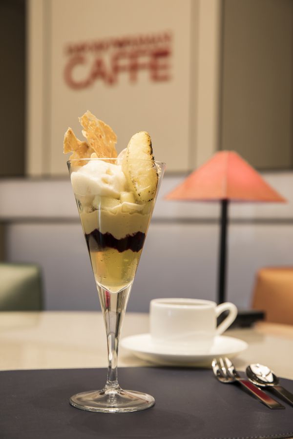 洋梨とジャスミン カラメルのパフェ1400円