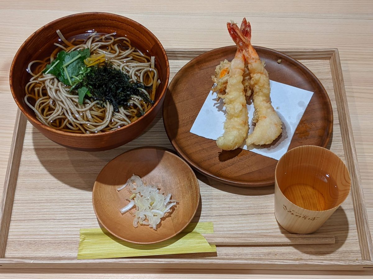 天ざる(温)1,250円　※おそばは(冷)にも変更可能