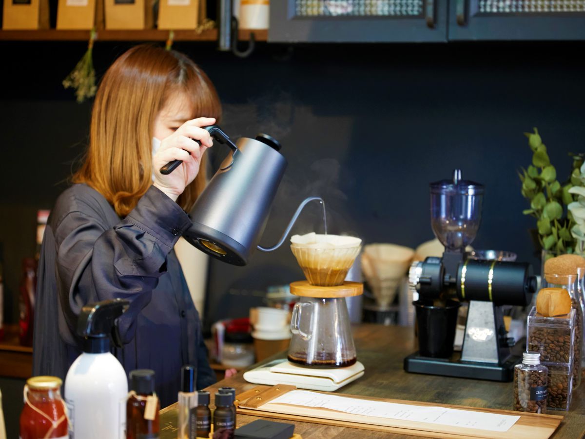 バリスタとして豊富な経験をもつ、ゼネラルマネージャーの内田さん。カフェやコーヒースタンドのメニュー開発も担当しているのだとか 