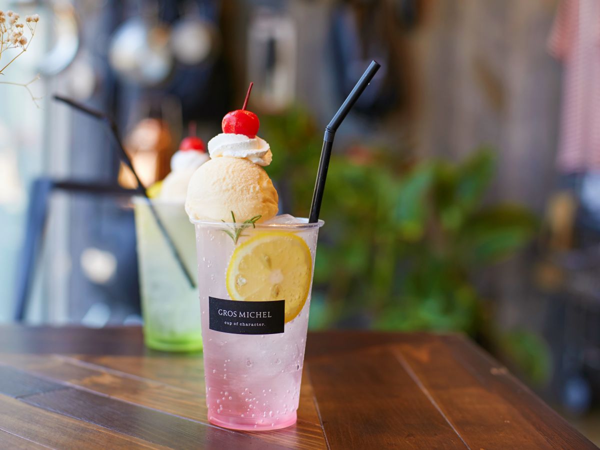 ソーダフロート（手前：ローズソーダ、奥：グリーンアップル） 各700円