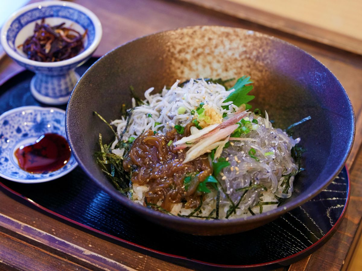 生しらす釜揚げしらす沖漬け3色丼 1890円