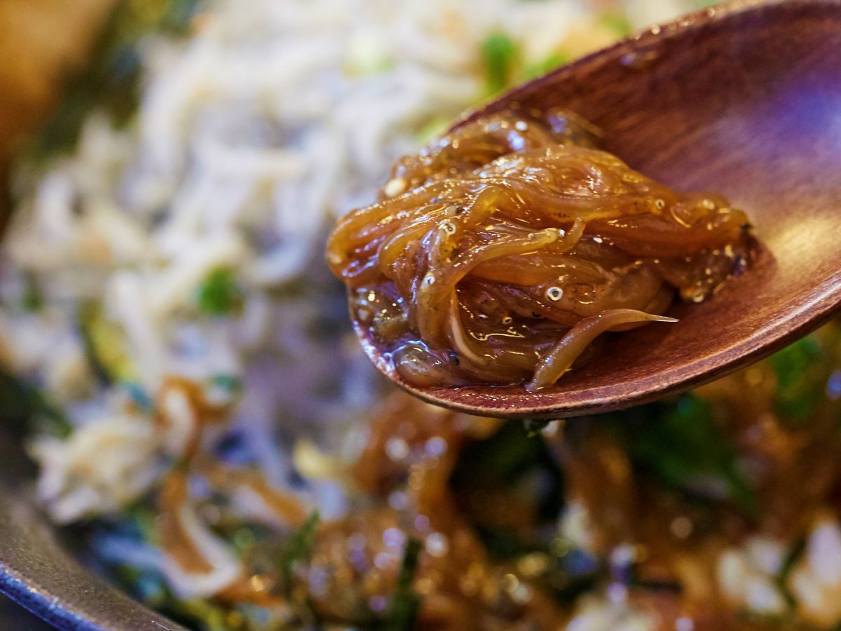 お酒のあてにもおすすめ「しらす沖漬け」（90g 650円～）。購入は「勇しげ」のホームページで