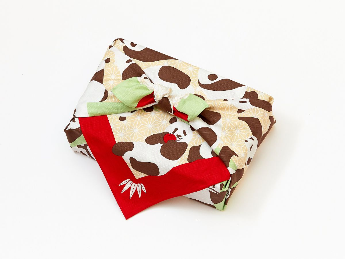 12月上旬発売の「上野パンダファミリー 笑福風呂敷」はサイズ90×90cm、綿100％