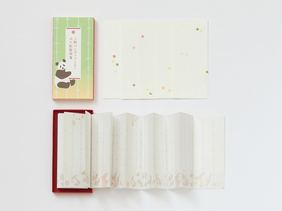 12月上旬発売の「上野パンダファミリー ぷち蛇腹便箋」 サイズ：外箱（外寸）縦10.5×横5.2×高さ1.2cm、便箋 縦9.5×横4cm、封筒 縦10.2×横4.6cm 紙の種類：便箋 洋紙、封筒 七夕紙