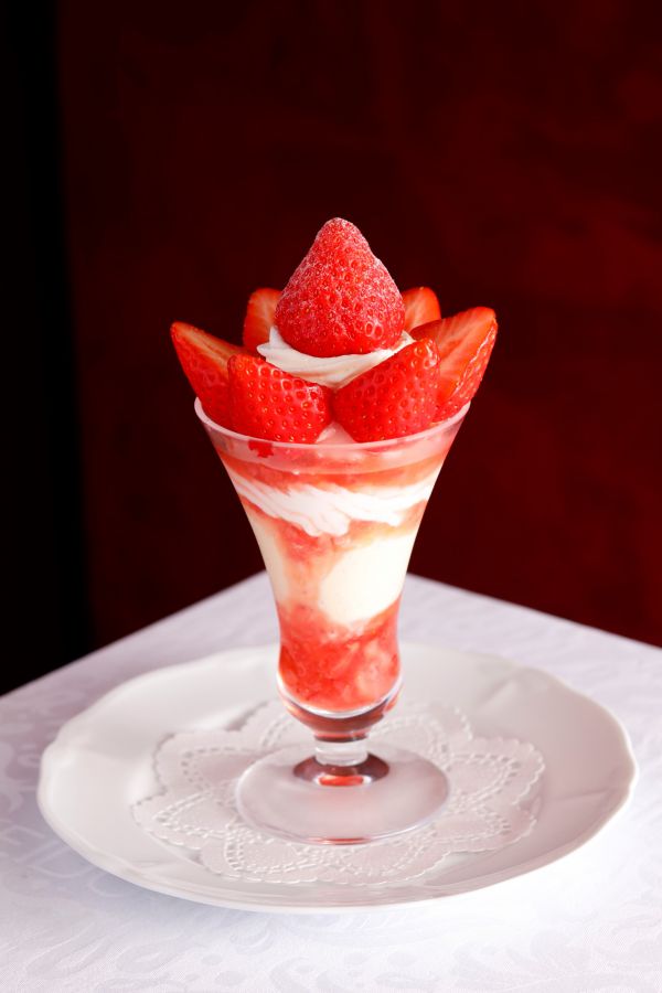 【12月1日〜29日限定】「長崎県 島原地区産“恋みのり”のストロベリーパフェ」 2000円（税込）