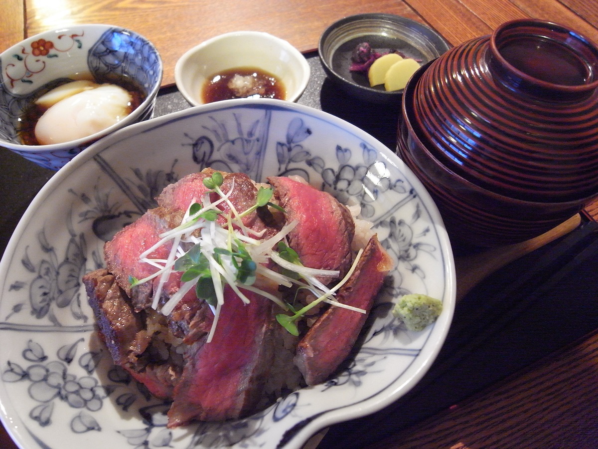 「足柄牛のステーキ丼ランチ」（1800円税込)