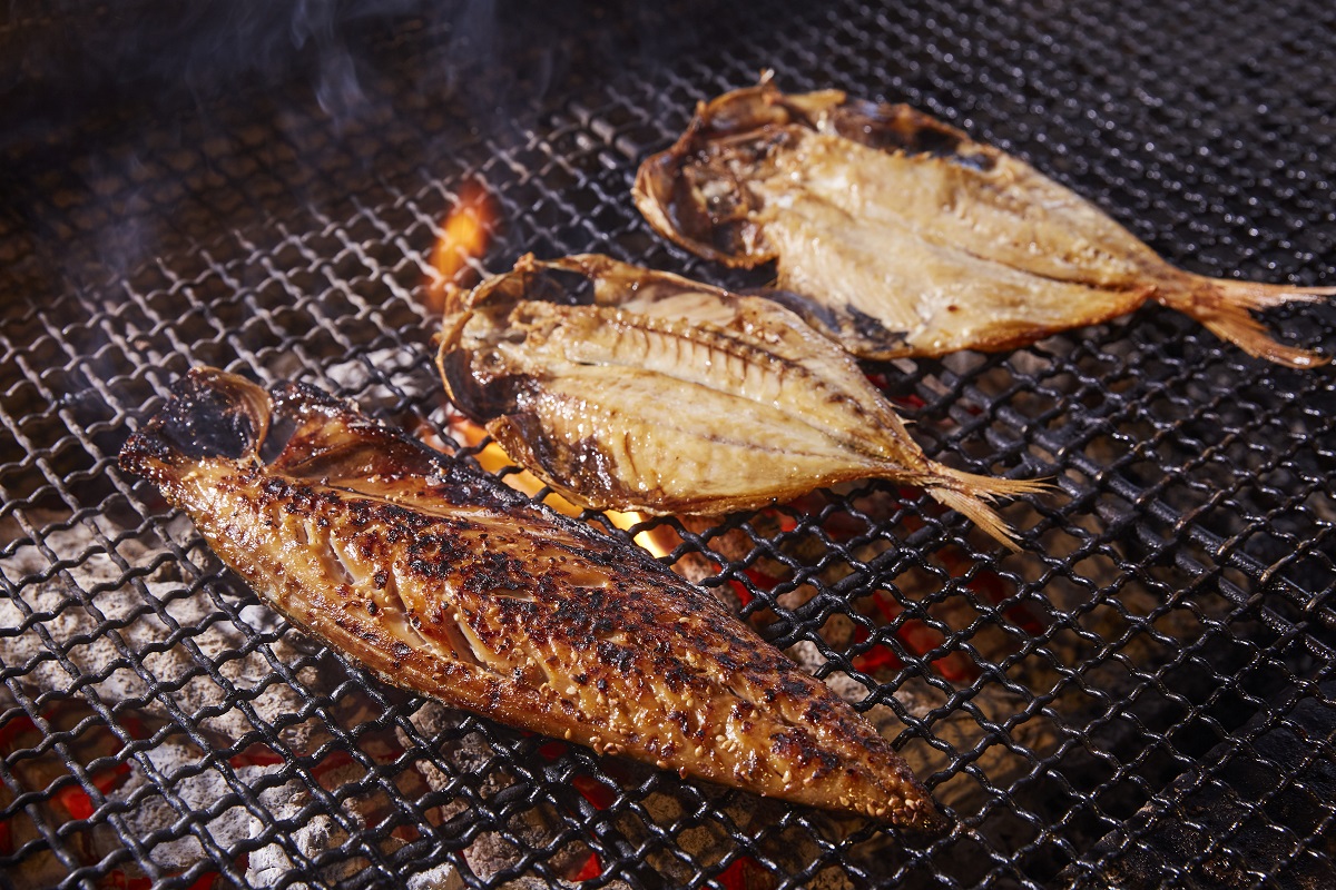  アジの干物やサバのみりん干しを備長炭で美味しく仕上げる