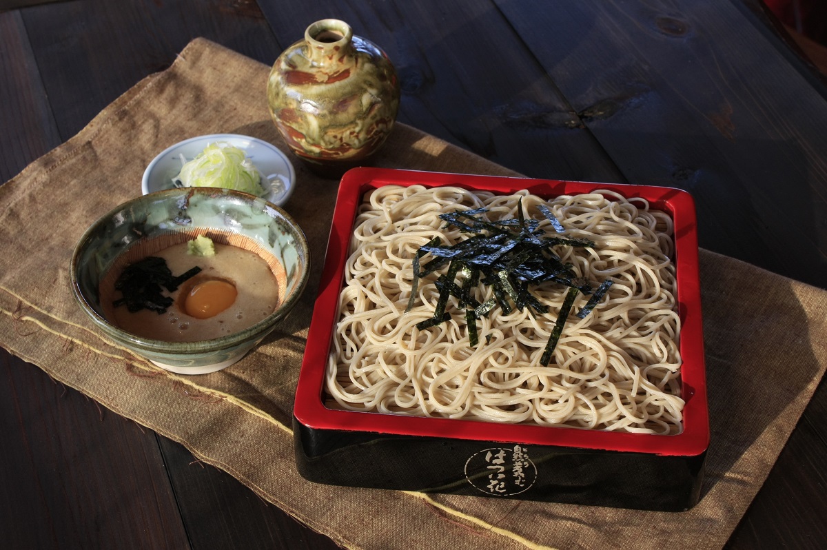 一番人気のせいろ蕎麦(冷)1200円。自然薯山かけを絡めながら食べて