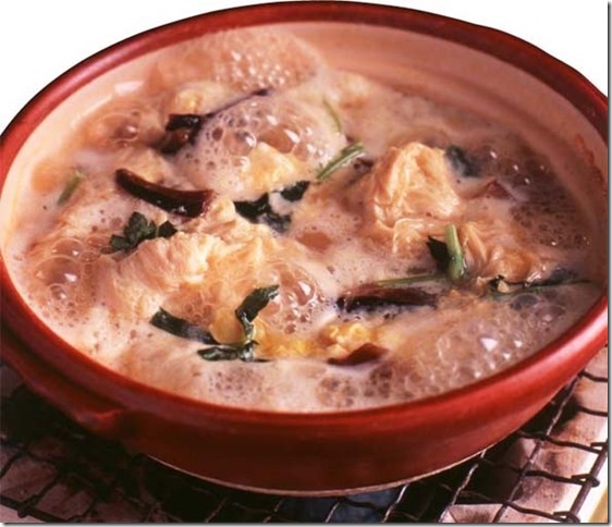 小さな土鍋で一人分づつ、あつあつで出される「湯葉丼」(単品1100円税込)