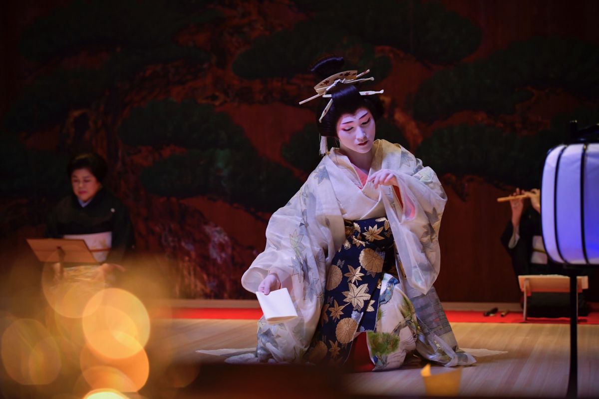 能舞台で繰り広げられる伝統芸能演劇