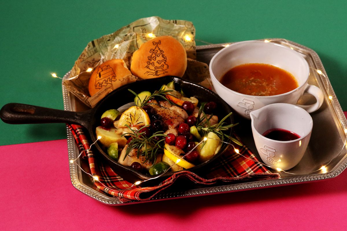 「ローズマリー香るローストチキンのクリスマスプレート」　3000円（税抜）　販売店舗：PEANUTS Cafe 中目黒