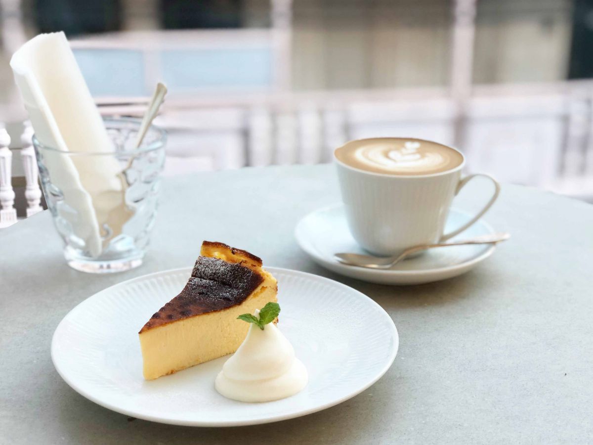 「ファソンのバスクチーズケーキ」 610円、「カフェラテ」550円(ともに税込)