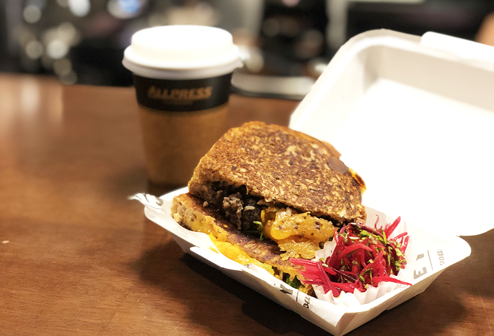 トースティ「マクベス」テイクアウト1004円（税込）