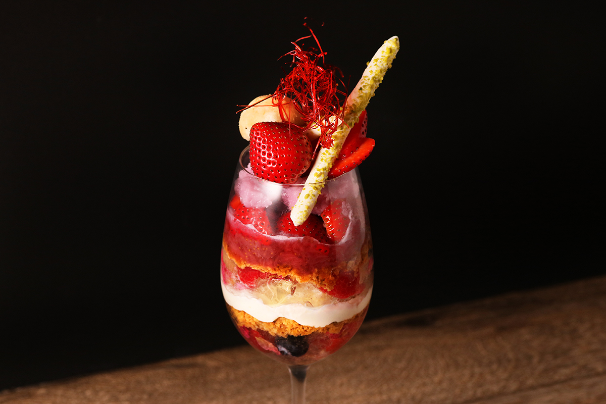 「山形グレイス赤ワインのジェラートと苺のパフェ −フロマージュブランととちおとめのコンフィチュール−」1500円（税抜）