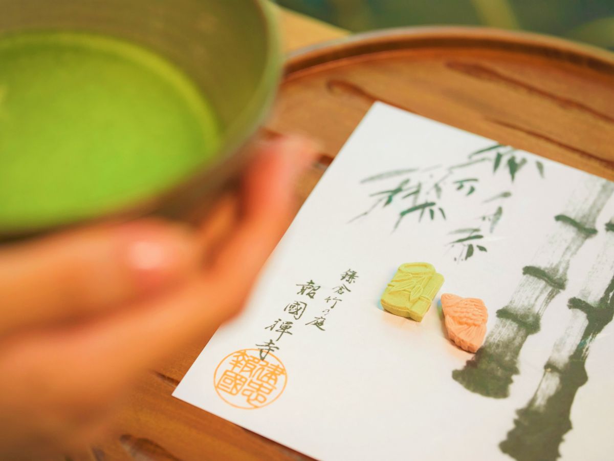 抹茶と干菓子のセット 900円（拝観料300円含む）