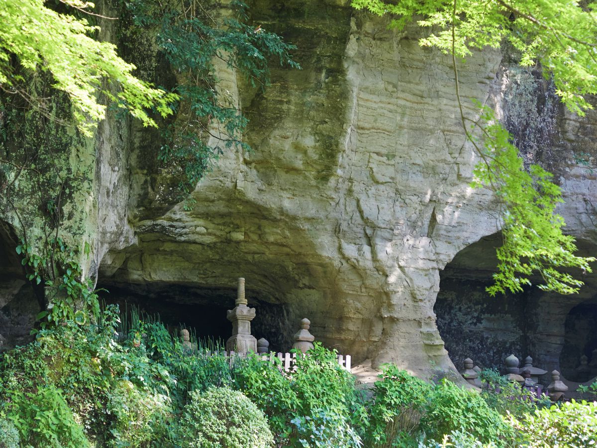 竹林を抜けると目の前の岩肌にやぐらがあります！